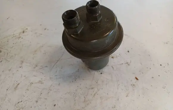 Audi 100 S4 C4 Fuel pressure regulator 893133441