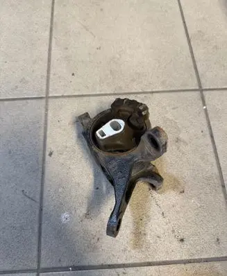 Mazda 6 Engine mount bracket