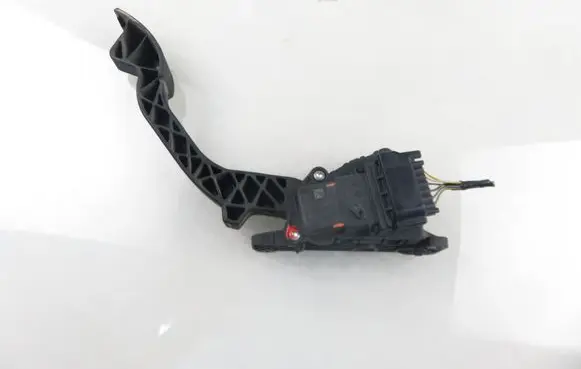 Accelerator throttle pedal