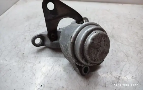Volvo V70 Engine mount bracket