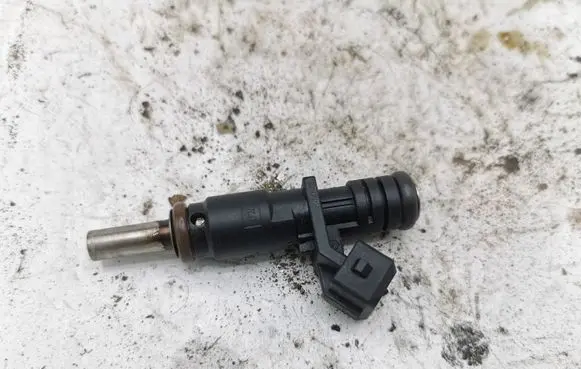 BMW 5 E60 E61 Fuel injector 7531634