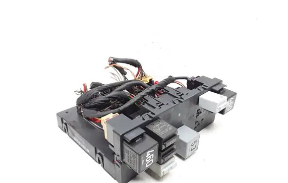 Volkswagen PASSAT B6 Fuse module 3C0937049E