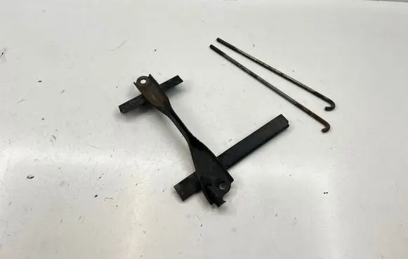 Toyota Hilux (AN10, AN20, AN30) Battery tray