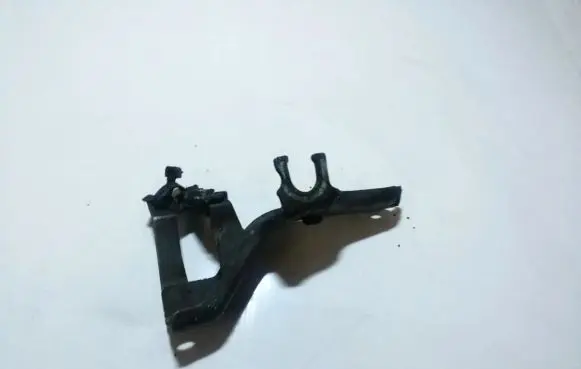 Nissan Almera N16 Engine mounting bracket