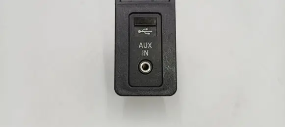 BMW 5 E60 E61 USB socket connector 61319138402 9138402 84109237653