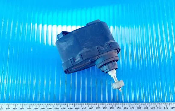 Volkswagen PASSAT B7 Headlight level adjustment motor 893941295 00437520