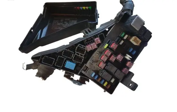 Subaru Tribeca Fuse module MB502020B