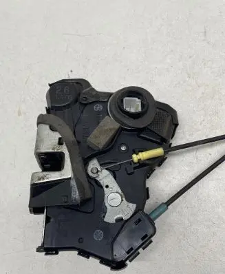 Suzuki Grand Vitara II Front door lock 5120719