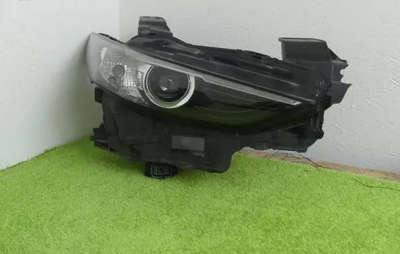 Mazda 3 Headlight/headlamp B0J8-67890