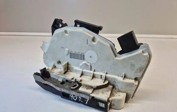 Volkswagen PASSAT CC Front door lock 5N2837015C