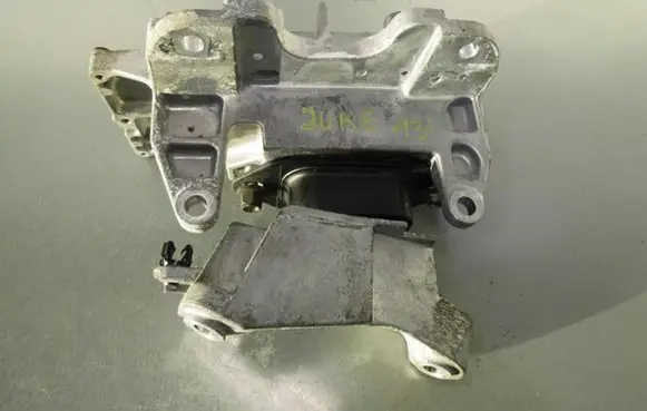 Nissan Juke I F15 Gearbox mounting bracket