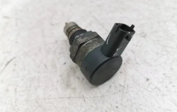 Toyota Yaris Fuel pressure regulator 232800N010 0281002626