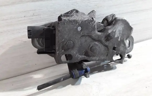 Engine bonnet/hood lock/catch