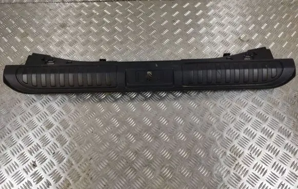 Trunk/boot sill cover protection