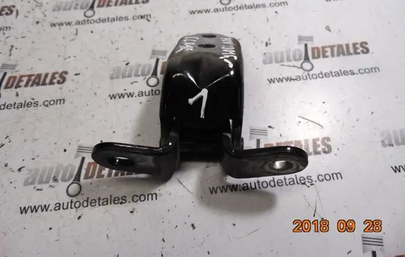 Hyundai i30 Front door upper hinge