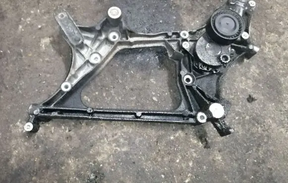 Mercedes-Benz E W212 Generator/alternator bracket A6512011909