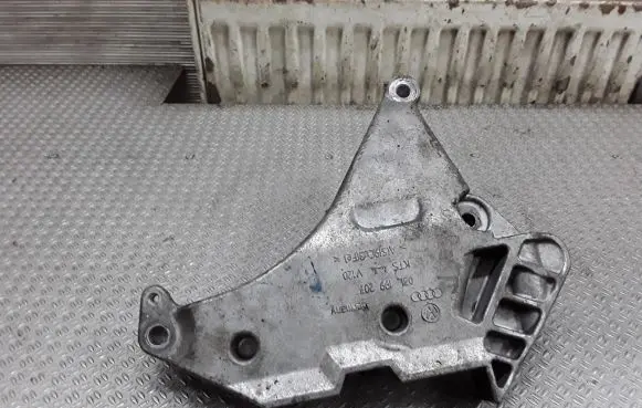 Volkswagen Golf VI Engine mounting bracket 03L199207