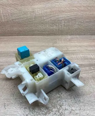 Toyota Corolla E120 E130 Fuse module 7019TA1 6058PPPE