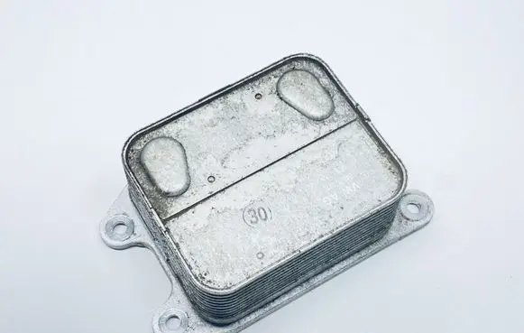 Volkswagen Golf VII Engine oil radiator 04E117021L