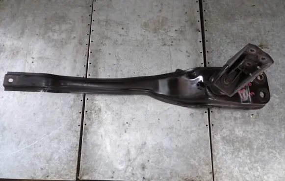 Ford Maverick Engine mounting bracket 