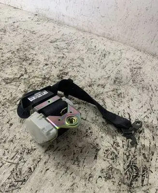 BMW 1 E81 E87 Front seatbelt 33048192