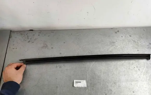 Volvo C40 Rubber seal front door window/glass 32229690