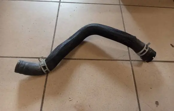 Coolant pipe/hose