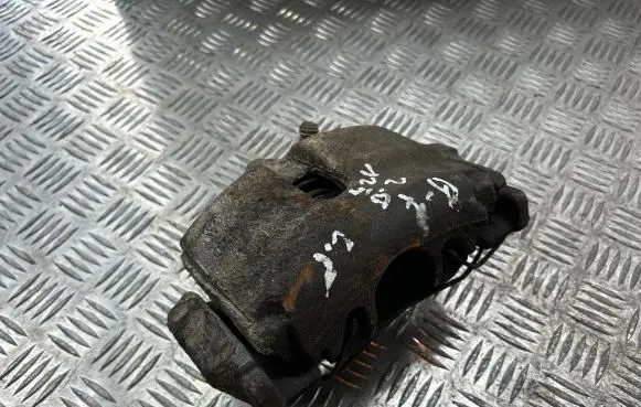 Volkswagen PASSAT B7 Front brake caliper