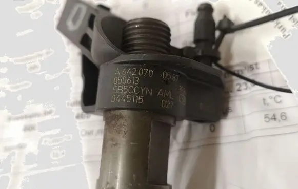 Mercedes-Benz ML W164 Fuel injector 0445115027 A6420700587