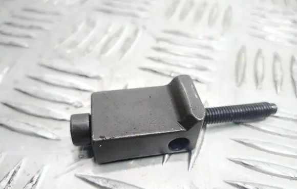 Volkswagen PASSAT B5.5 Fuel Injector clamp holder