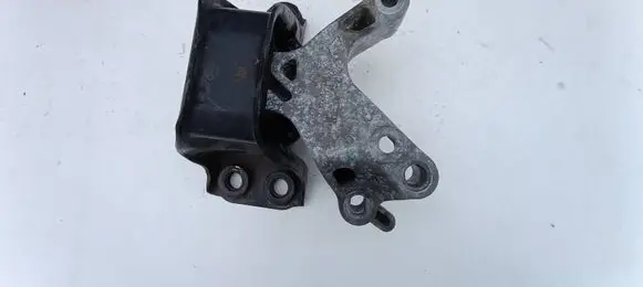 Engine mount vacuum valve