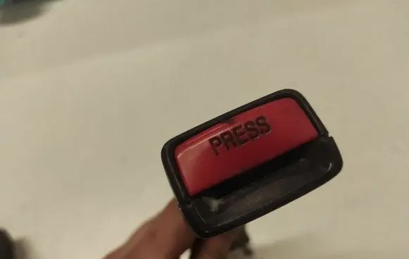 Toyota Avensis Verso Front seatbelt buckle