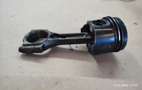 Suzuki Grand Vitara II Piston with connecting rod