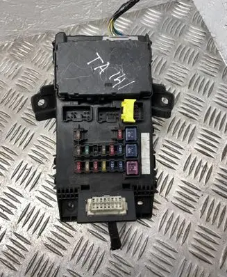 Toyota Avensis T220 Fuse box set 8273005020