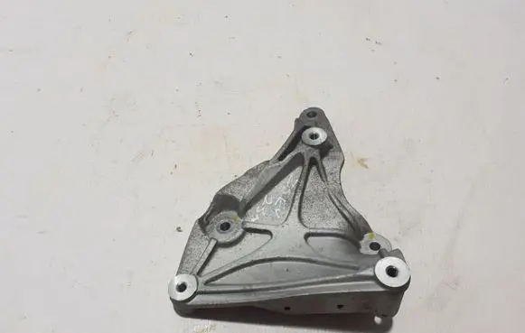 Engine mounting bracket