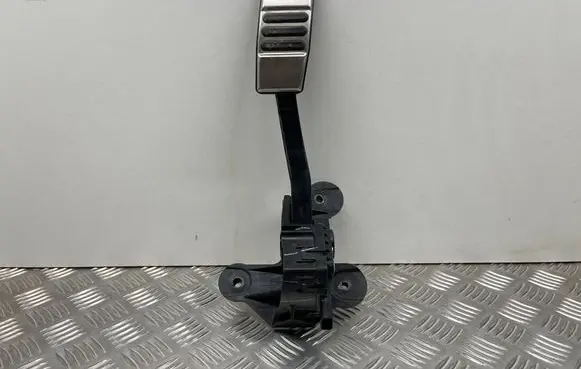 Ford Mustang VI Accelerator throttle pedal CR339F836AB