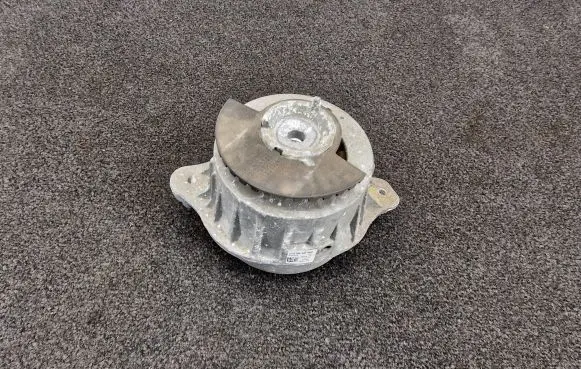 Mercedes-Benz C W205 Engine mount bracket A2052407600