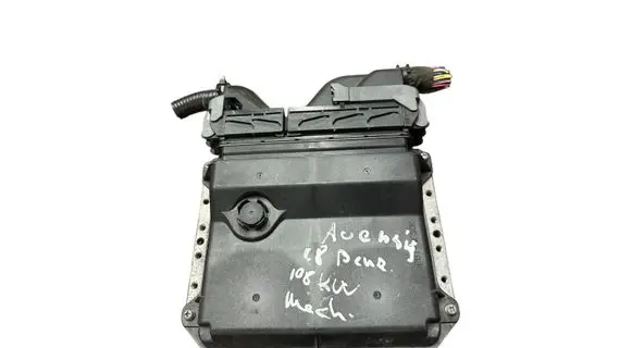 Toyota Avensis T270 Engine control unit/module 8966105C00