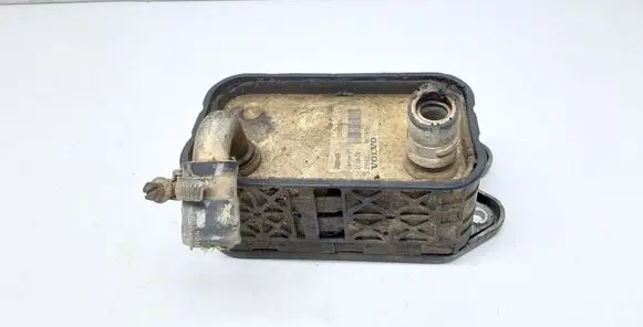 Volvo V70 Engine oil radiator 8677973
