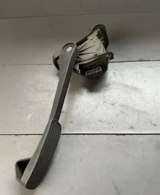 Accelerator throttle pedal