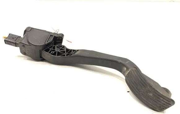 Accelerator throttle pedal