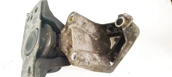 Renault Clio III Engine mount bracket 8200239895