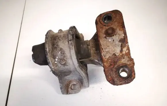 Honda CR-V Engine mount bracket
