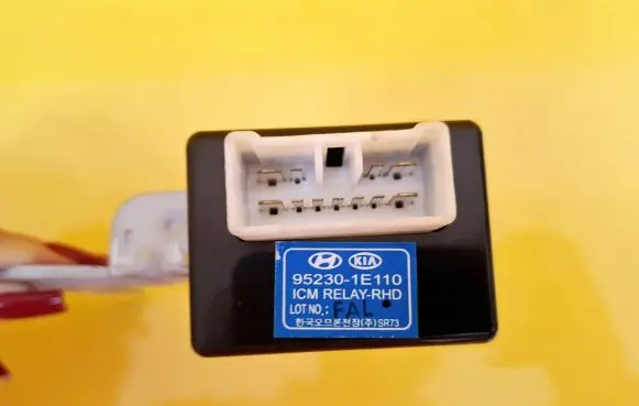 KIA Rio Door control unit/module 95230-1E110