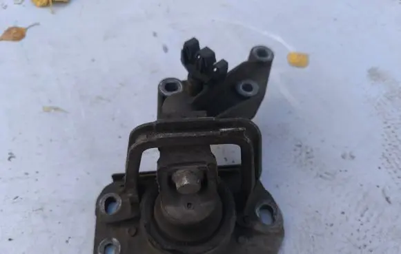 Opel Vivaro Engine mount bracket 893853921 93853921