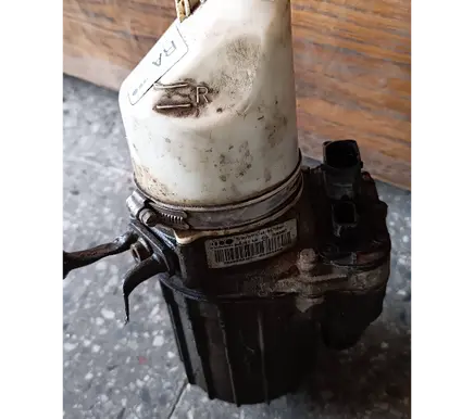 Opel Zafira B Power steering pump 13192897