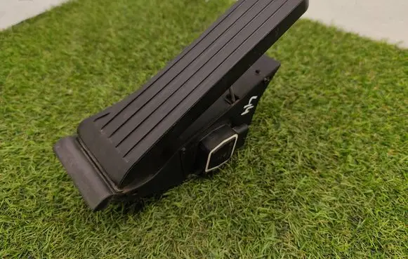 Accelerator throttle pedal