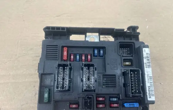 Peugeot 206 Fuse module T118470002E 13498980