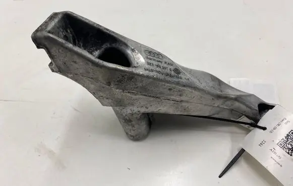 Seat Exeo (3R) Engine mounting bracket 8E0199307S