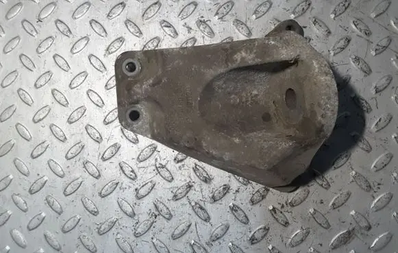 Gearbox mounting bracket